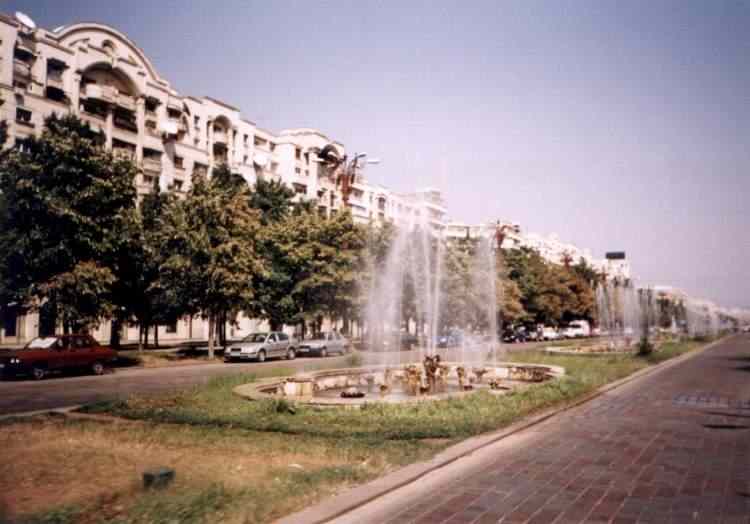 Bukurešť - bulvár s fontánami