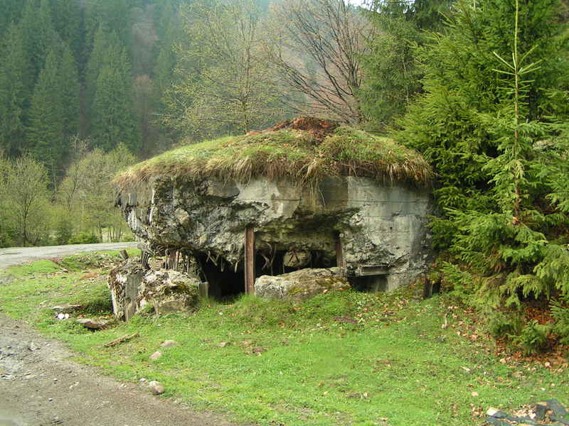 Jeden z bunkrov línie Arpád z druhej svetovej vojny. Na okolí je ich mnoho, miektoré priamo pri ceste, iné poskrývané v lesoch.