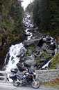 06 Kaunertaler Gletscherstrasse - vodopád v doline