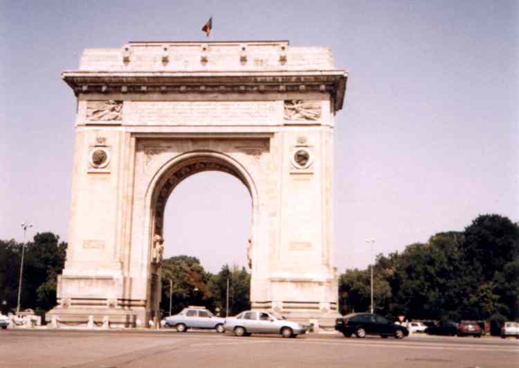 Bukurešť - kópia Víťazného oblúka v Paríži