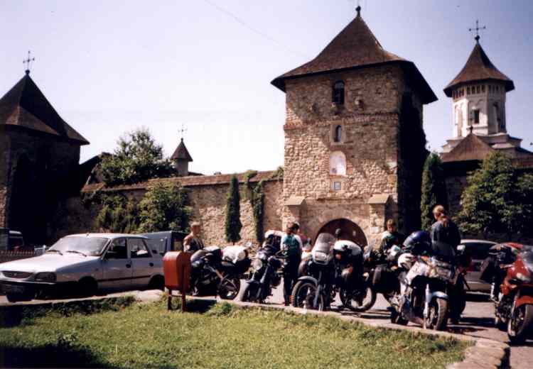 Moldovita - parkovisko pred kláštorom.