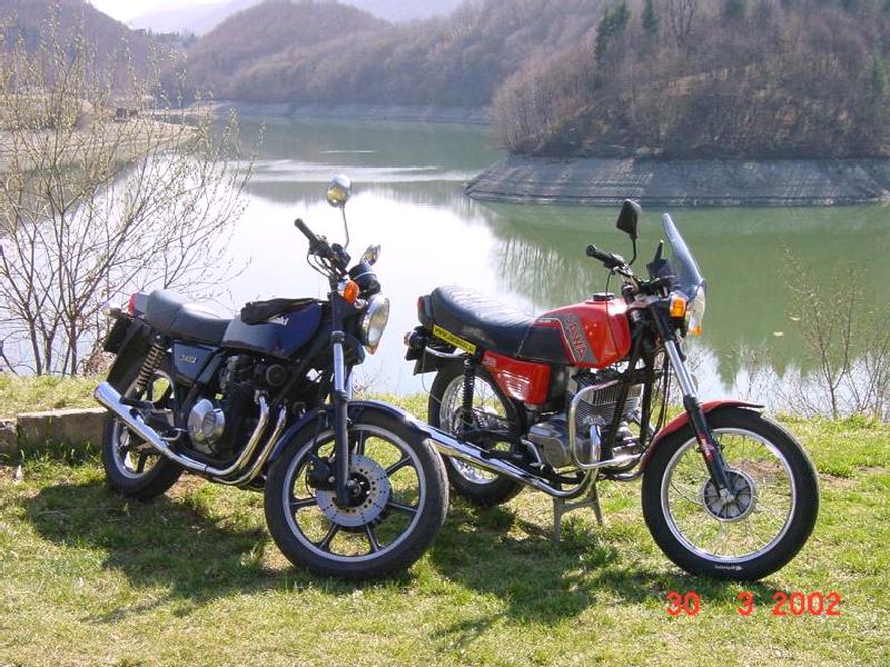 <b>Kawasaki Z 400J</b> (Awia) a <b>Jawa 350/638</b> (Harly) na prvej jarnej vychádzke 2002 na Ružíne (vodná nádrž v blízkosti Košíc)...