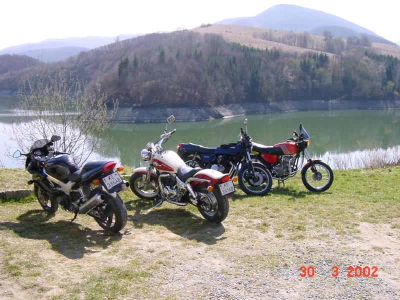 <b>Honda VTR 1000 F</b> (bedo), <b>Suzuki Marauder</b> (Martin), <b>Kawasaki Z400J</b> (Awia) a <b>Jawa 350/638</b> (Harly) na prvej jarnej vychádzke 2002 na Ružíne (vodná nádrž v blízkosti Košíc)...