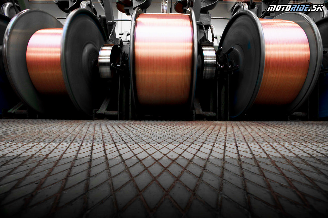Továreň Dunlop - Pätka pneumatiky sa vyrába namotaním tenkého drôtu, Montluçon, Francúzsko