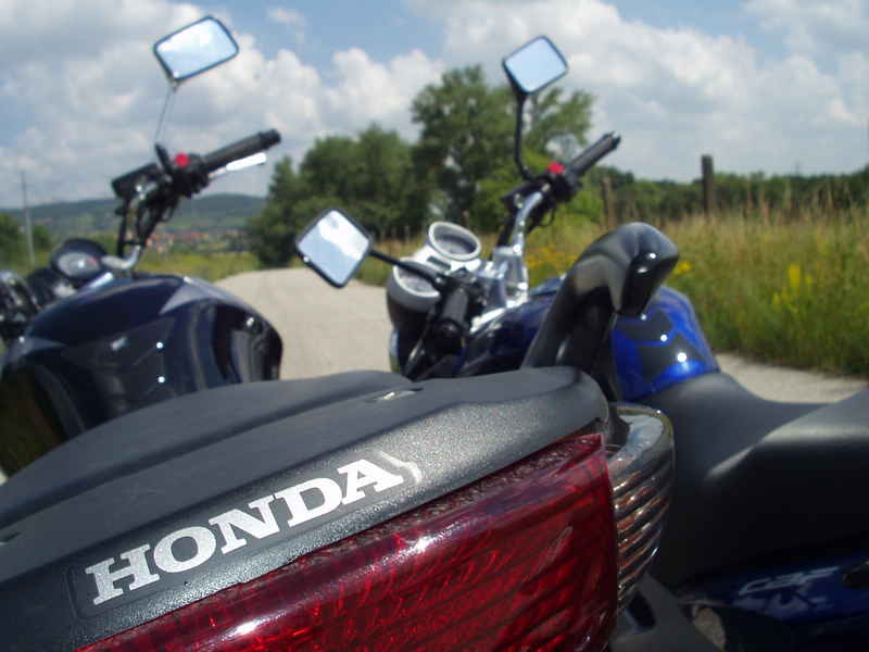 8 Honda CBF 600 N a Honda CBF 250