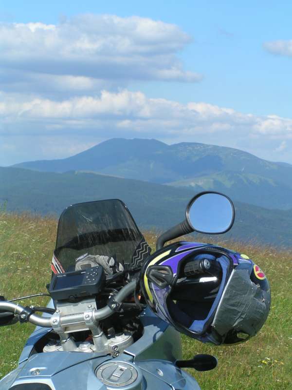 Gažkova KTM na vrchole Šachtičky - výhľad na končiare Nízkych Tatier