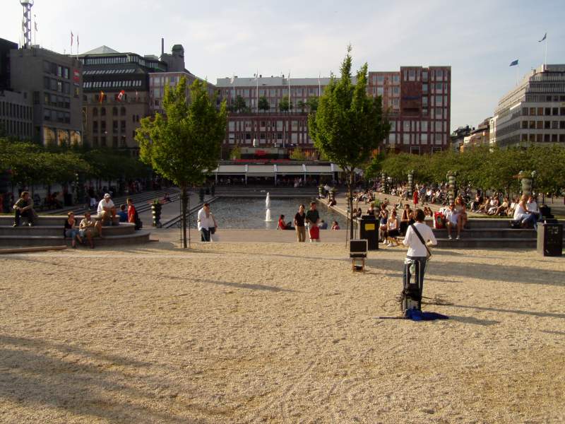 Námestie Kungsträdgarden, vľavo od fontány je Informačné Centrum