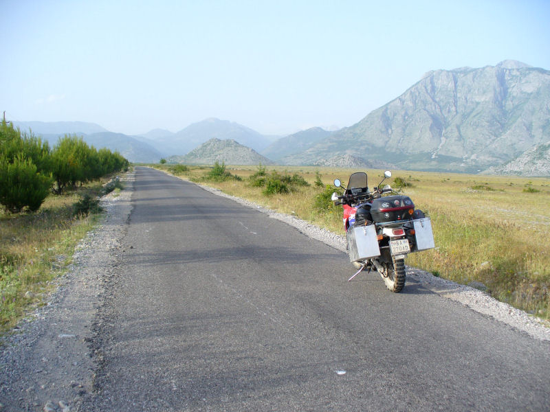 Z Kopliku cesta postupne smeruje na severovýchod do hôr. Asi 20km je planina a asfalt.