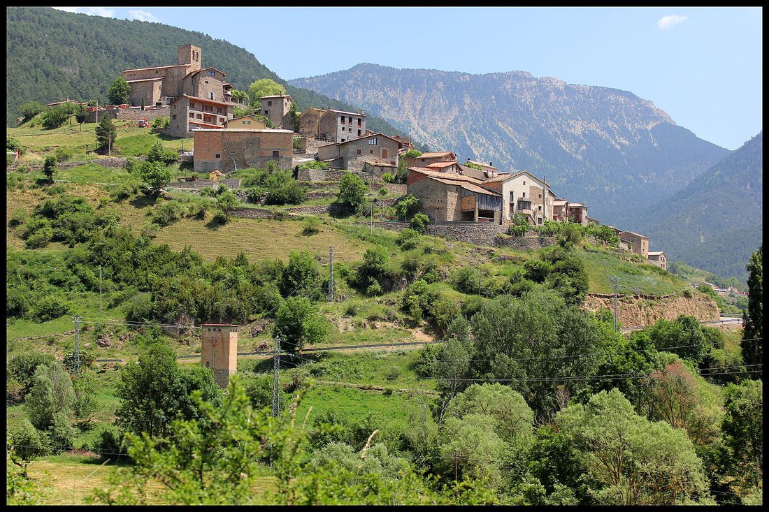 Typická Pyrenejská dedina. Ak sa chcete najesť, hľadajte tu - lacné (10-12€ za 3-chodový obed na os), fľaška vína za 1€, ale zároveň veľmi kvalitné a chutné jedlo podávané s úsmevom.