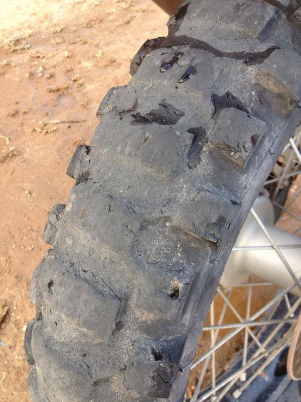 Dakar 2014 - 4. etapa - ako vyzerajú pneumatiky na konci maratónskej etapy - Štefan Svitko