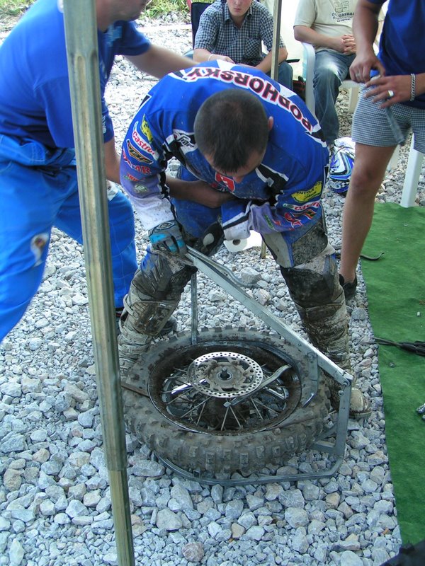 Enduro Krompachy 2006 - prezúvanie pneu po pretekoch, jazdec si musí prezuť pneu sám. 