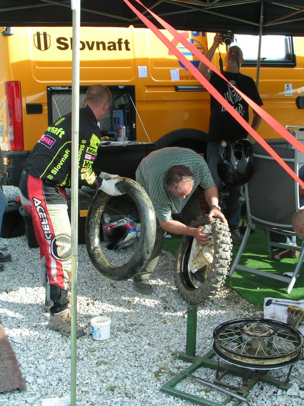 Enduro Krompachy 2006 - Jaroslav Katriňák - prezúvanie pneu po pretekoch, jazdec si musí prezuť pneu sám. 