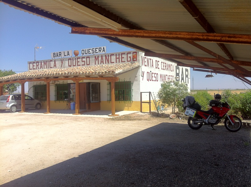 Bar, motorest plus obchod s jedlom, pitím a keramikou "La Quesera" na 115. km diaľnice A4 južne od Madridu.
