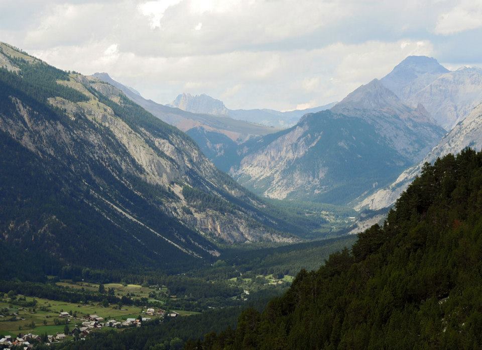 Výhľad na údolie rieky Clarée v Kottických Alpách z horského priesmyku Col de Montgen&#232;vre na hraniciach Francúzska a Talianska.