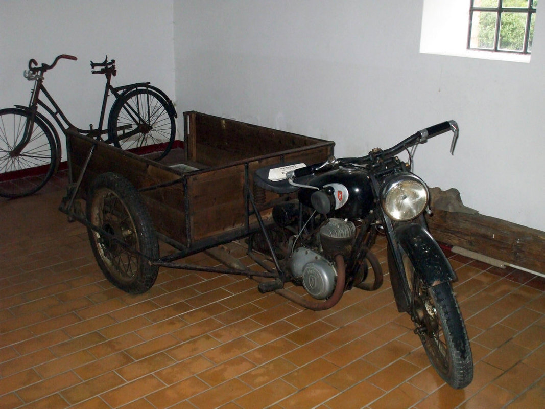 nákladná rikša Zundapp v predsieni do starej stodoly