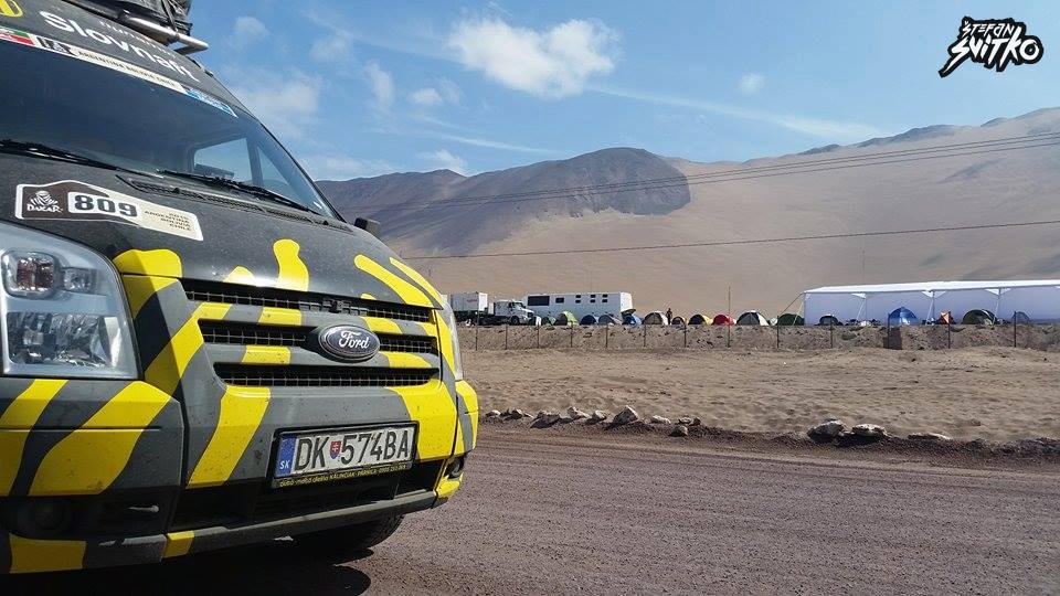 Dakar 2015 – 6. etapa - Štefan Svitko a jeho doprovodný tím - Tá duna v pozadí je naozaj obrovská