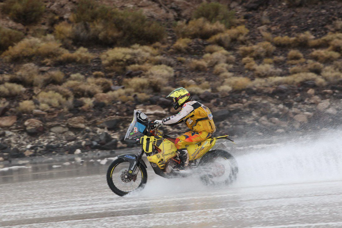 Dakar 2015 – 8. etapa - Štefan Svitko na soľnom jazere pokrytom vrstvou vody. Technika v tomto prostredí dostala zabrať!