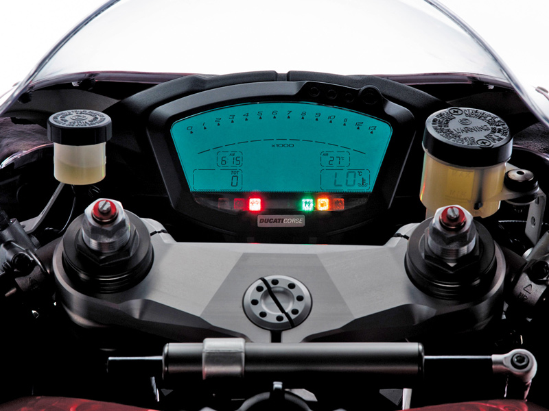 Ľahká digitálna prístrojovka 1098 po vzore MotoGP. Má časomieru na okruh, ale chýba ukazovateľ zaradeného stupňa. Rovnakú má Desmosedici RR