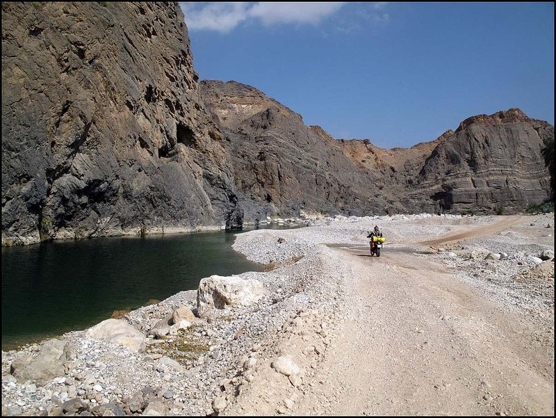 Voda a malé brody pod priehradou Mazaara Dam boli občerstvením pre oči. Je len málo wádí, kde sa v tomto ročnom období ešte drží voda.