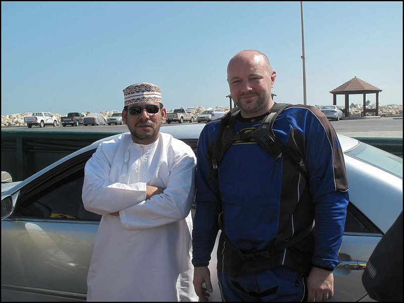 Vicky diskutoval s Ománcom počas plavby na Masirah a vytiahol z neho cenné informácie - kde sa dobre najesť.