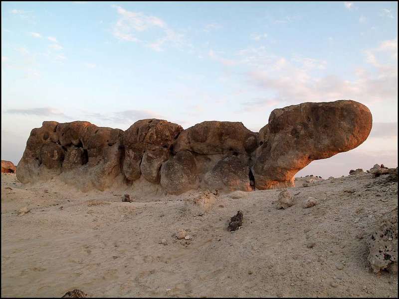 Zvláštne tvary kameňov vznikli zvetraním vápencových a pieskovcových skál.