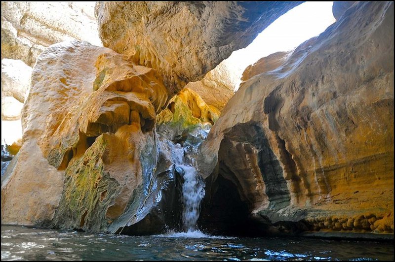 Vo vnútri jaskyne. Wadi Shab, Omán (zdroj: http://excess-luggage.net.au/day-5-oman-tour-sight-and-beyond-enchanting-oasis/)