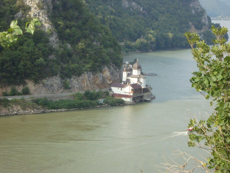 Zaujmavá budova na brehu Dunaja v Srbsku