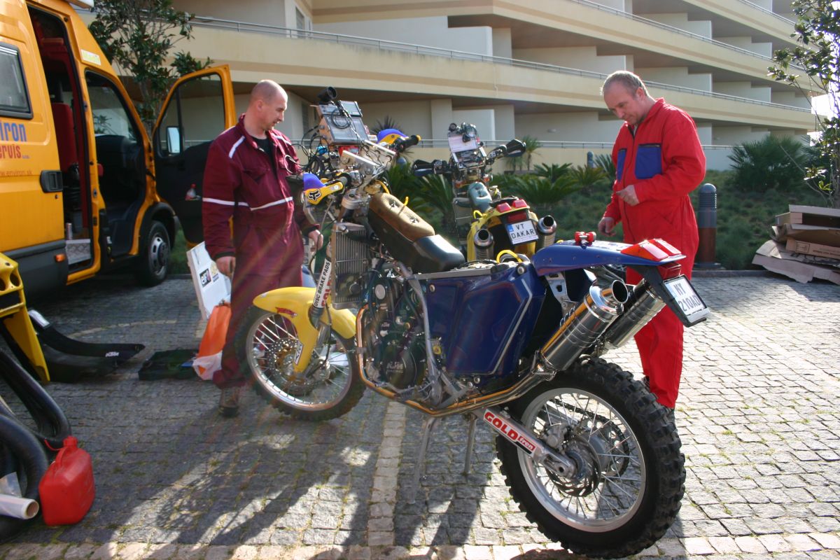 Odstrojená Ivanova motorka pred súťažou