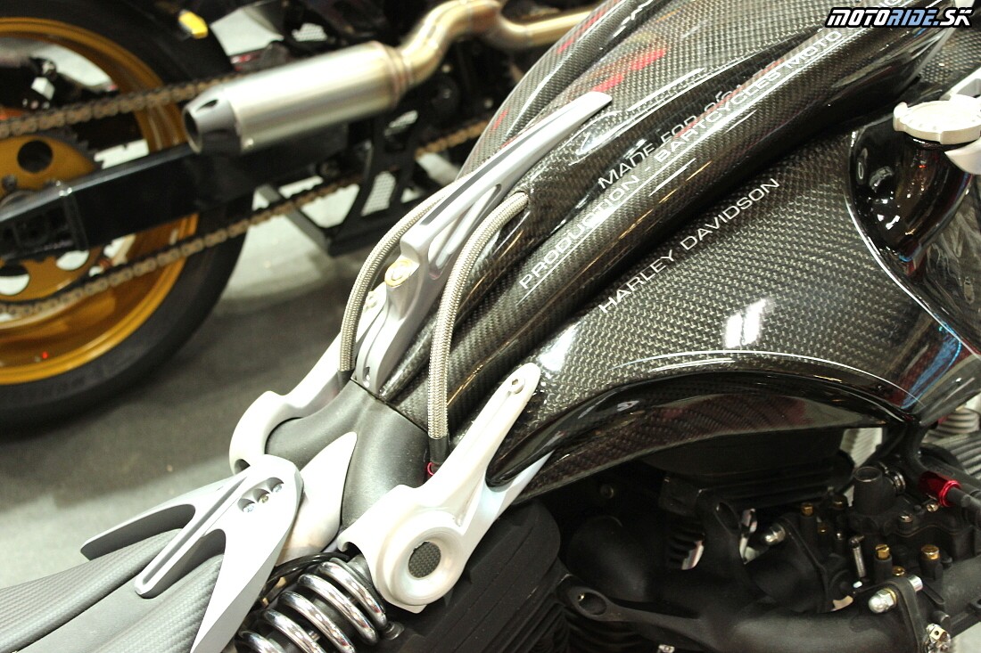 BFC LILITH 1200 R -  Motocykel 2015 v detailoch