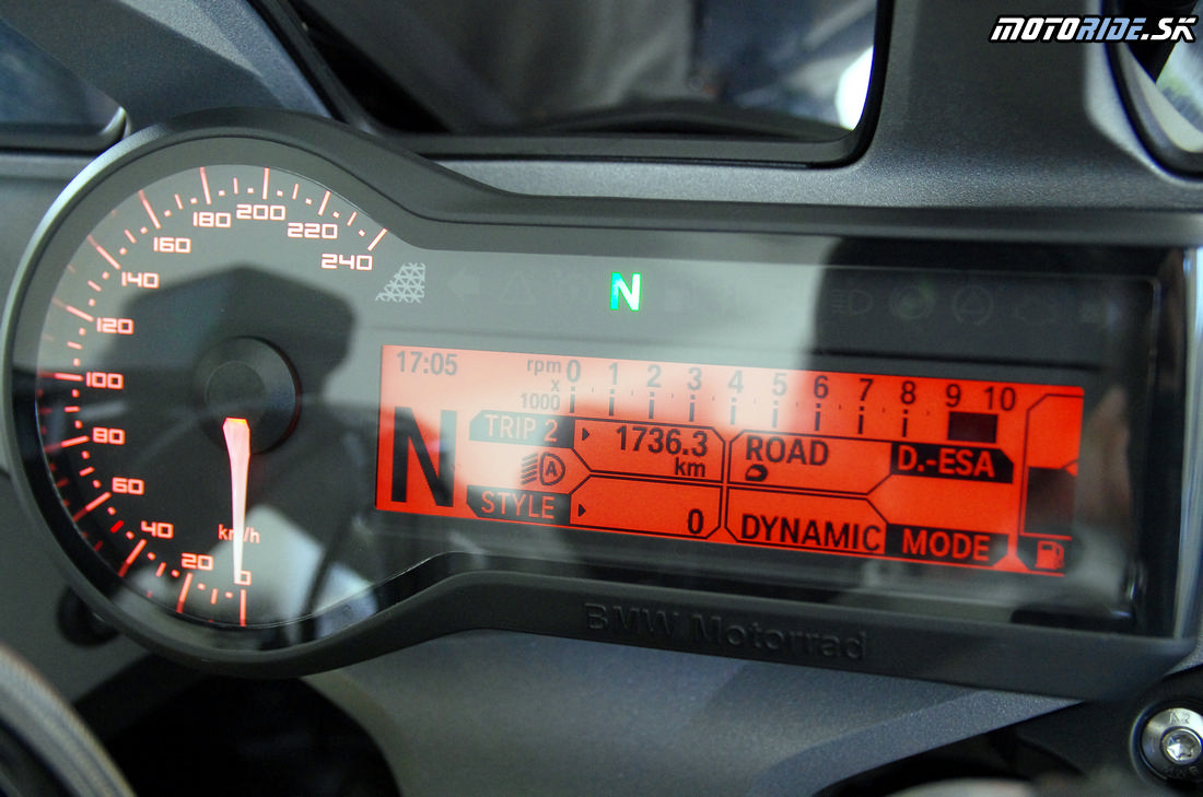BMW R 1200RS 2015 - prístrojovka s analógovým rýchlomerom sa dosť leskne