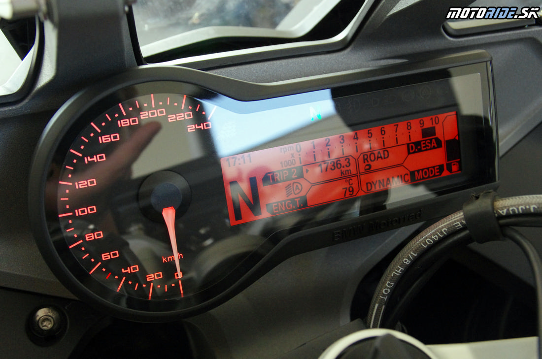 BMW R 1200RS 2015 - prístrojovka s analógovým rýchlomerom sa dosť leskne