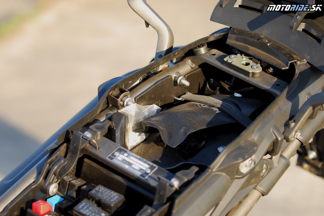Triumph Tiger 800 XCx 2015 - miesto pod sedlom
