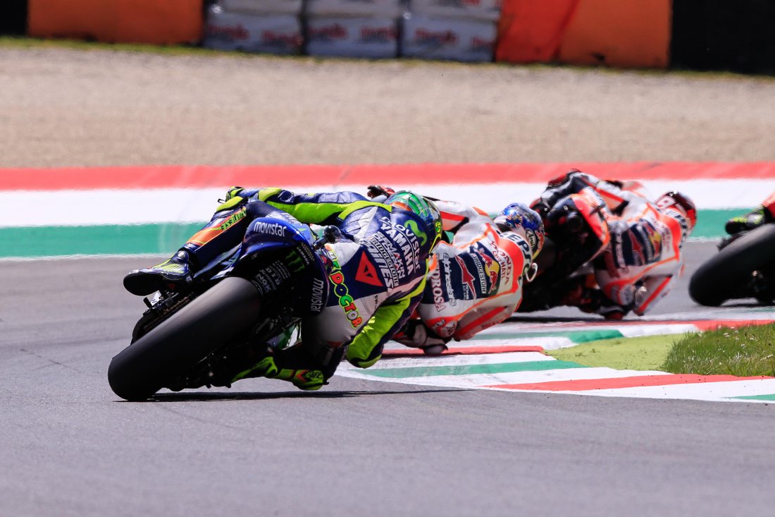 MotoGP 2015 VC Talianska -Rossi sa zo zadu pekne doťahoval, tu už dýcha na krk Pedrosovi