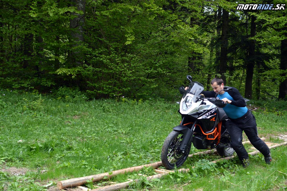KTM Adventure 2015 - tlačenie moto po rebríku na čas