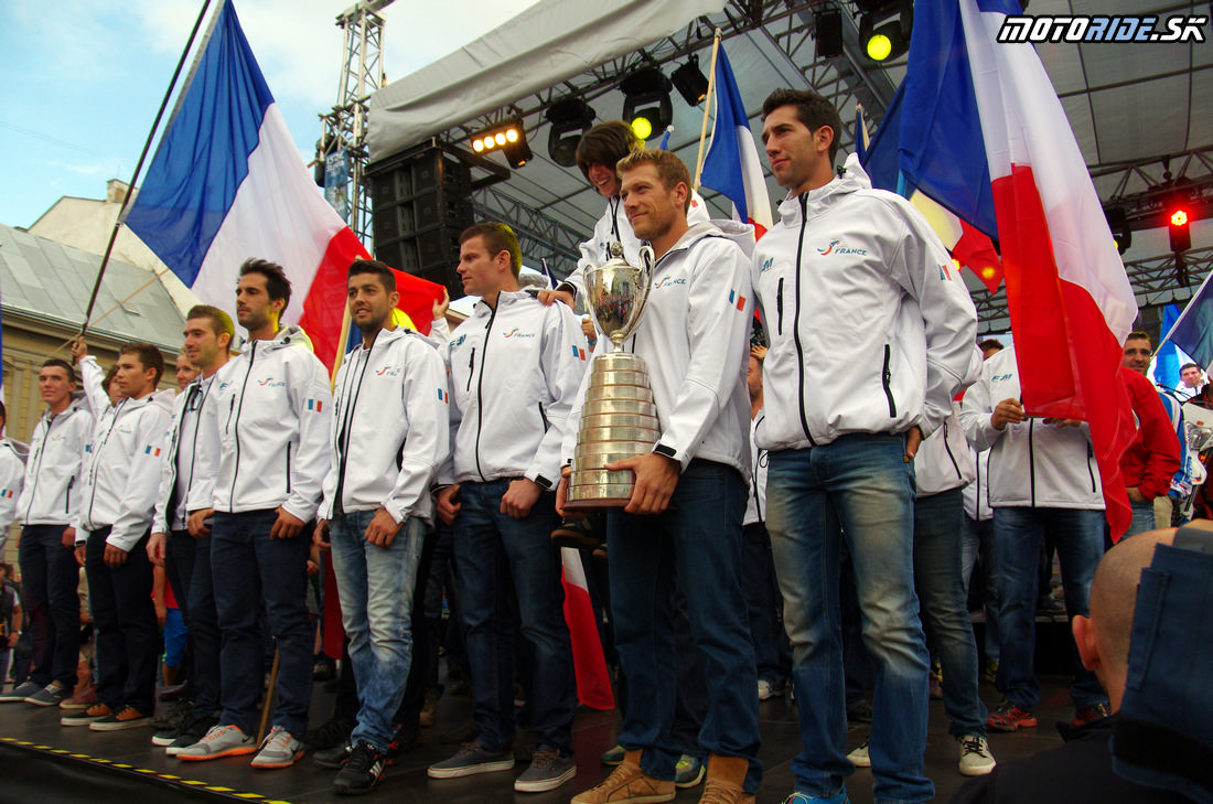 Svetovú trofej minulý rok získali Francúzi, dnes ju vrátili ale budú o ňu znovu bojovať - Šesťdňová Košice 2015 - Otvárací ceremoniál 90. ročníka súťaže