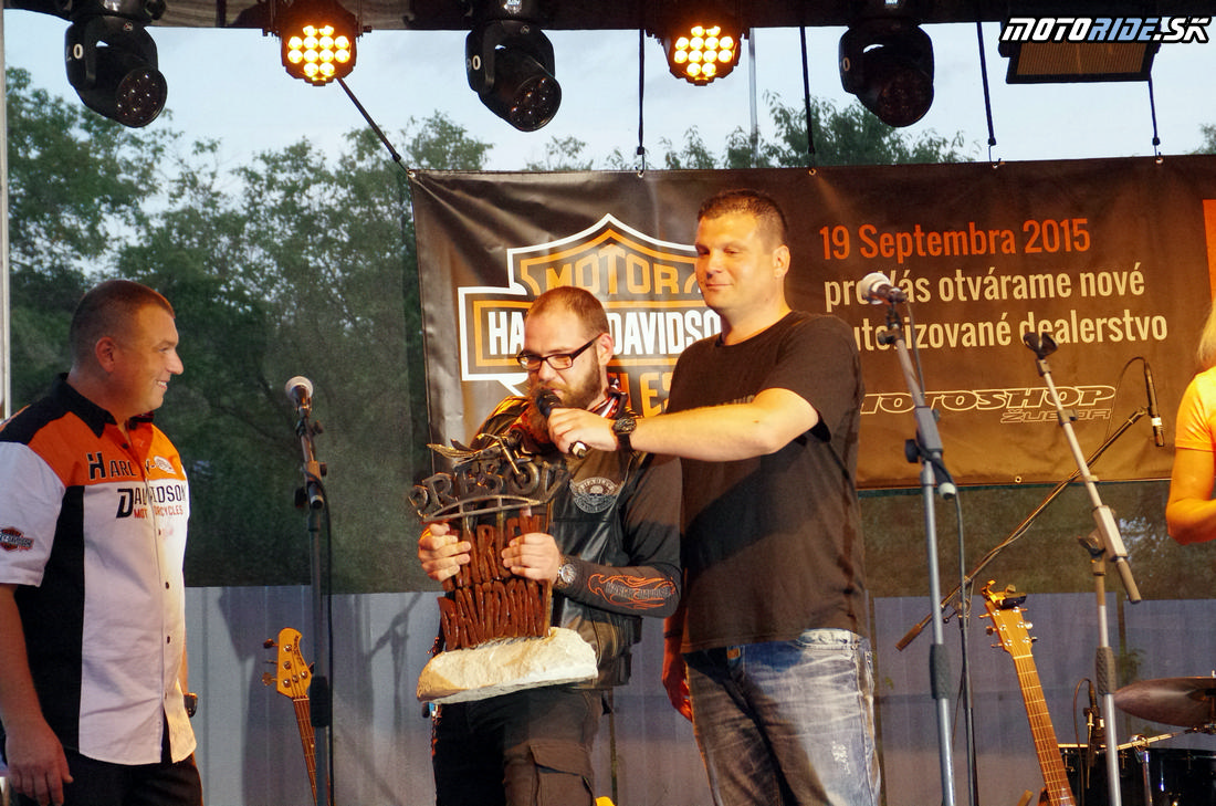 Martin Vichrest odovzdáva darček Radovi Žuborovi - Otvorenie Harley Davidson Banská Bystrica - Motoshop Žubor - 18.9.2015