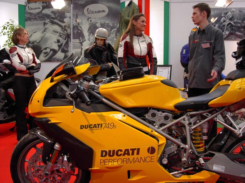 Pekná...<br />
Ducati 749s