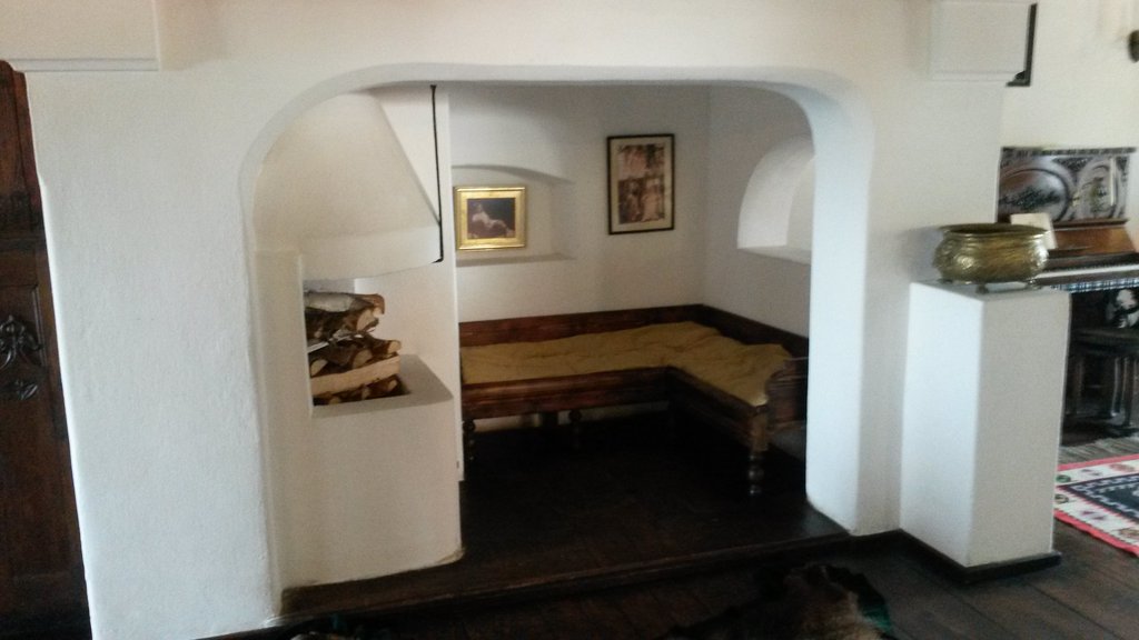 Interiér hradu Bran - pelíšek pri peci