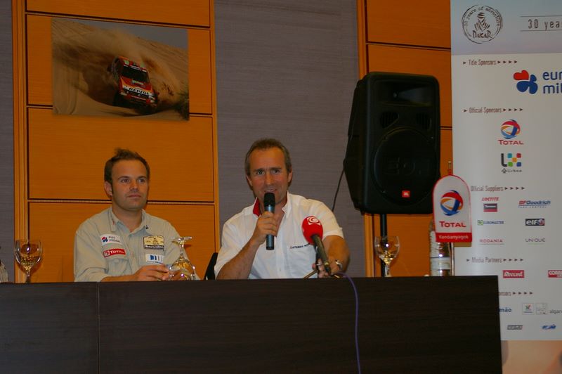 Dakar 2008 tlačovka Budapešť - Zľava: Frédéric Lequien a Stephane Peterhansel
