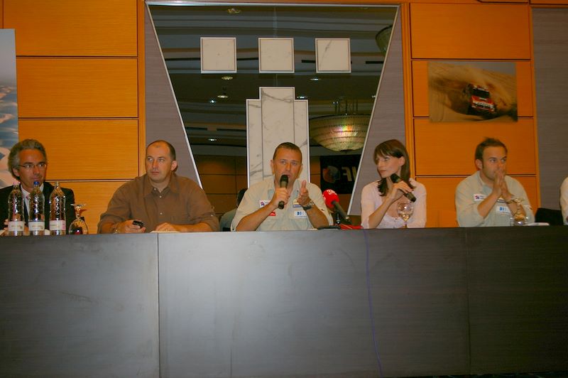 Dakar 2008 tlačovka Budapešť 
Zľava: Minister turizmu Portugalsko, Balázs Szalay, Etienne Lavigne, tlmočníčka, Frédéric Lequien