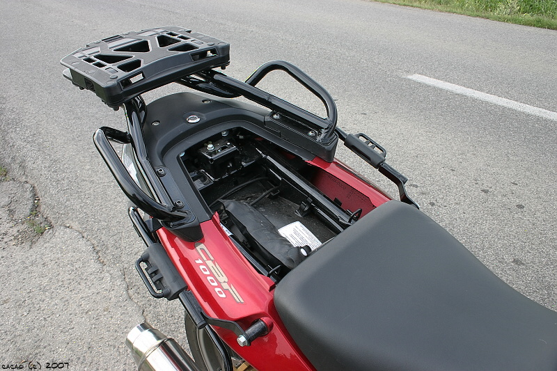 Honda CBF 1000 - priestor pod sedadlom