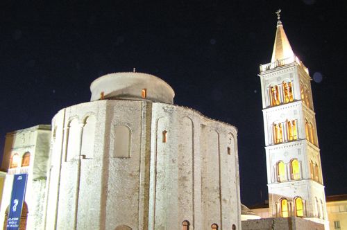 Historické centrum pri nočnej prechádzke Zadarom