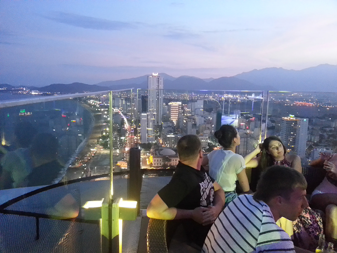 Pohľad na Nha Trang zo Skylight baru na 45.poschodí