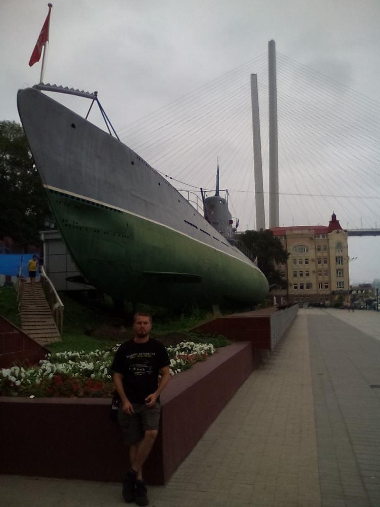 Ponorka a v pozadí most...