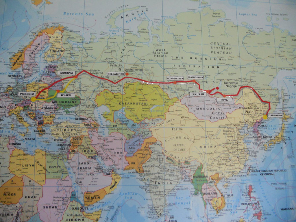 ....nástenná mapa s vyznačenou cestou...červená smer tam, strieborná vlakom do Moskvy, žltá cez Ukrajinu domov... 