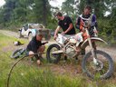 3.deň - Vlado Oboňa a problém so zadným kolesom, pomáha Zlatko Novosad - Hellas Rally Raid 2016