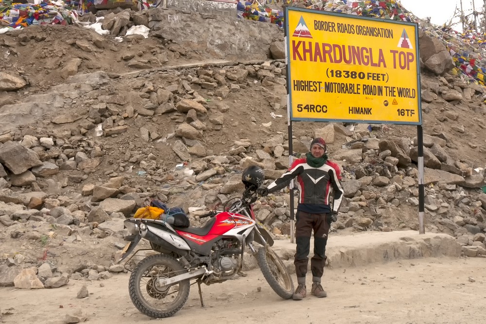 Khardung La (5602 m.n.m.) - najvyššie položen8 zjazdná cesta na svete 