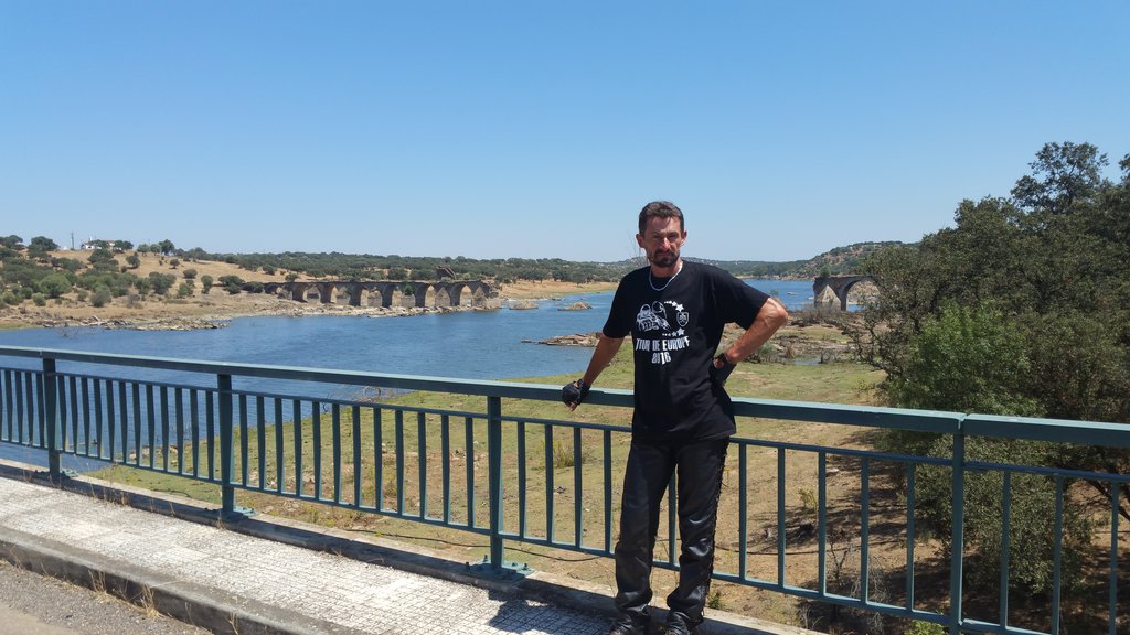 Mikky a v pozadí most El Puente de Ayuda - Portugalsko Španielska hranica