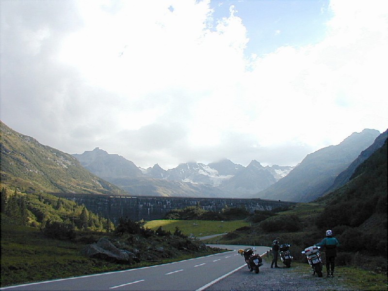 foto12. Silvretta – Hochalpenstrasse (2032m) západ. Múr malej priehrady.