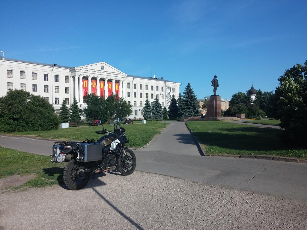 Lenin pred univerzitou v Pskove